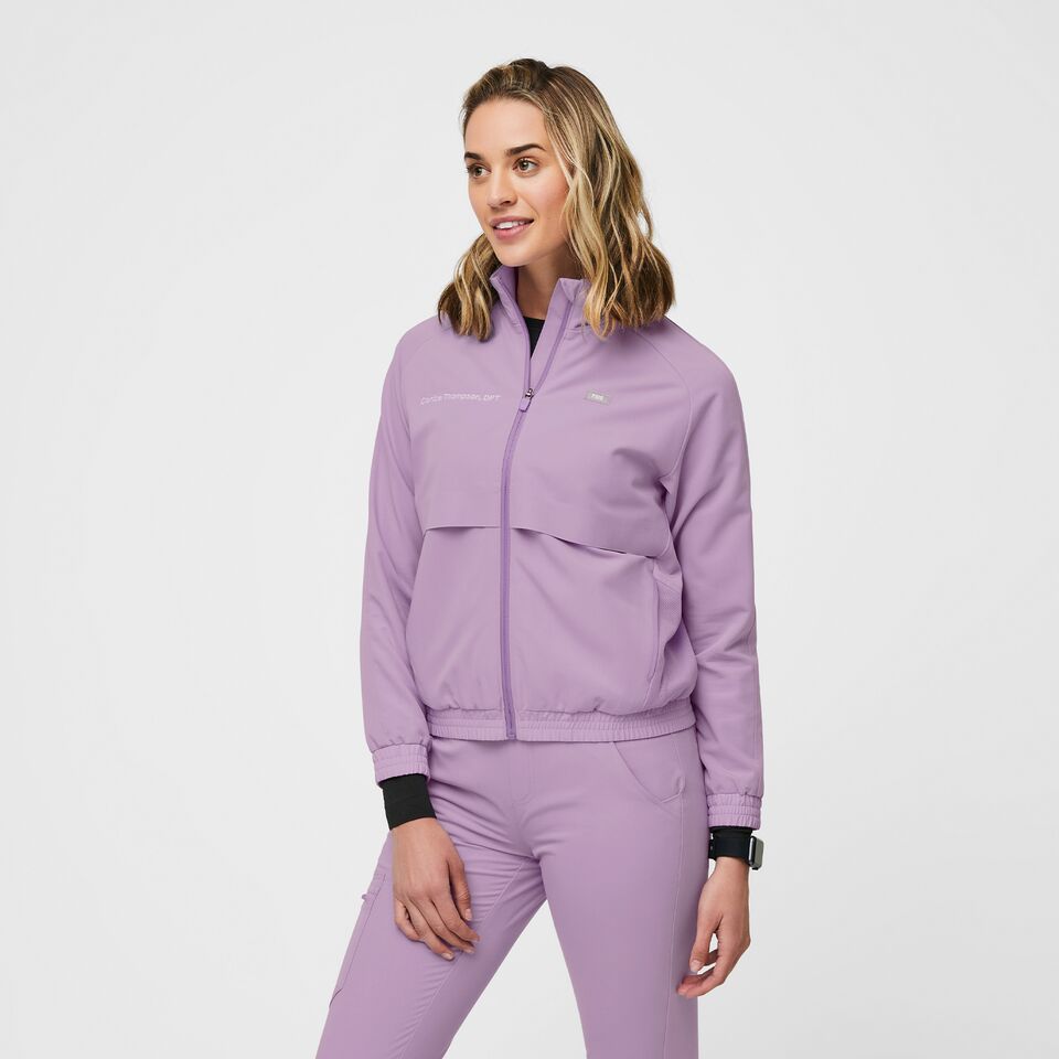 https://creative.wearfigs.com/asset/16c094fd-05e2-4944-9850-dc63a97fc33b/SQUARE/XS_W_Sydney_Jacket_Lavendar_Dew_Q2_2022_-3