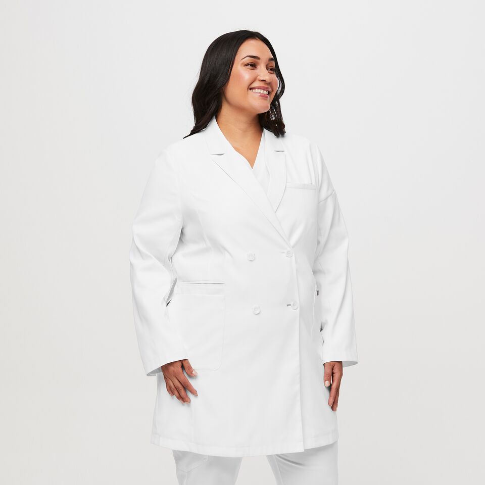 https://creative.wearfigs.com/asset/1ca93326-06bd-4145-96cc-353a846de739/SQUARE/XL_W_Double_Breasted_Lab_Coat_Optic_White_Q3_2022_-03