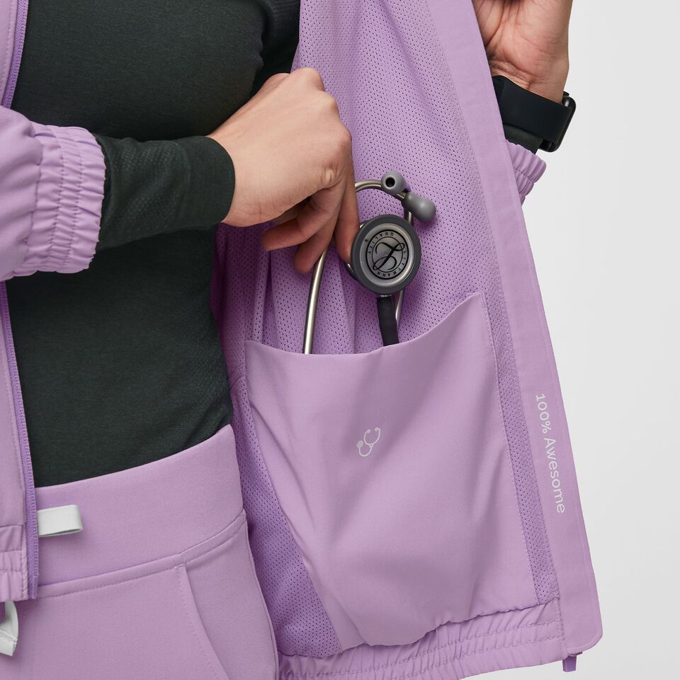 https://creative.wearfigs.com/asset/24ee127a-8995-48f9-ab3a-a029d37b0aad/SQUARE/XS_W_Sydney_Jacket_Lavendar_Dew_Q2_2022_-6