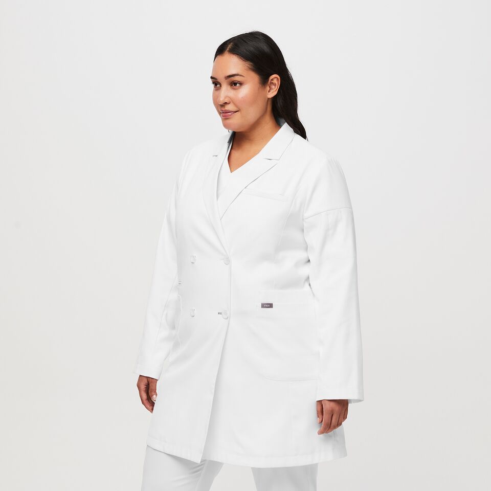 https://creative.wearfigs.com/asset/2b5eed6c-8fa2-4824-b9bc-ca39e33f134a/SQUARE/XL_W_Double_Breasted_Lab_Coat_Optic_White_Q3_2022_-04