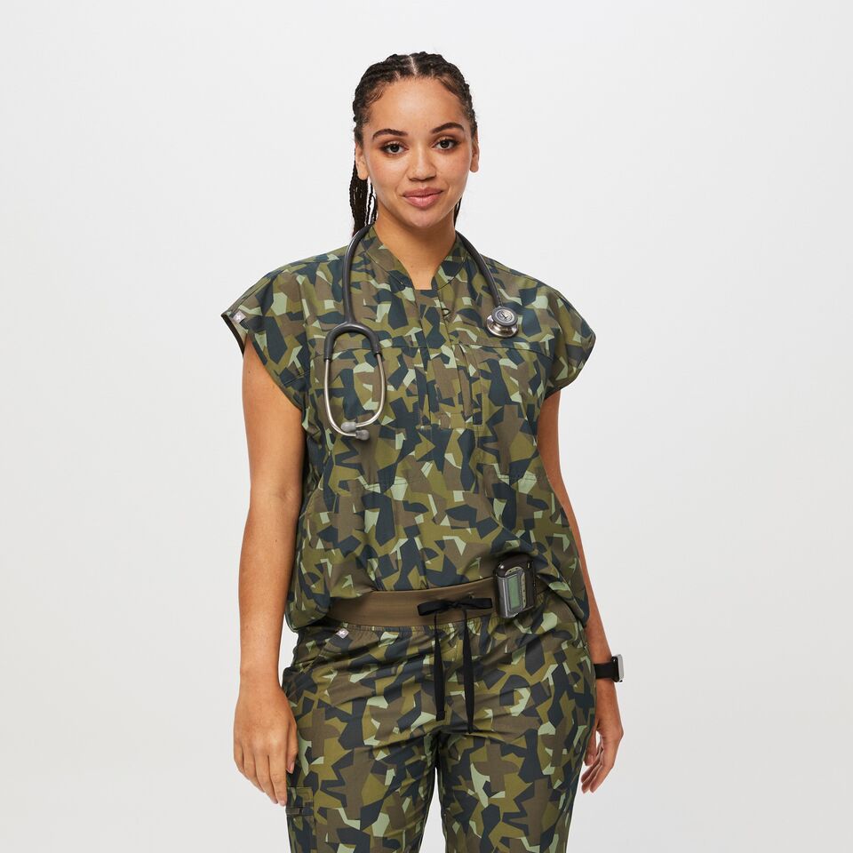 https://creative.wearfigs.com/asset/32b9b190-a172-45c5-b495-e760f6975ed6/SQUARE/Q2_2023_06_MARTINI-OLIVE-CAMO_PRINTED-FREEX-BLAKE_W_SALOME_27343