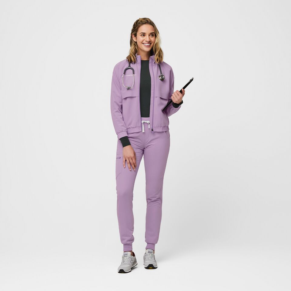 https://creative.wearfigs.com/asset/34f849f1-7797-484d-ad71-00db86039c75/SQUARE/XS_W_Sydney_Jacket_Lavendar_Dew_Q2_2022_-2