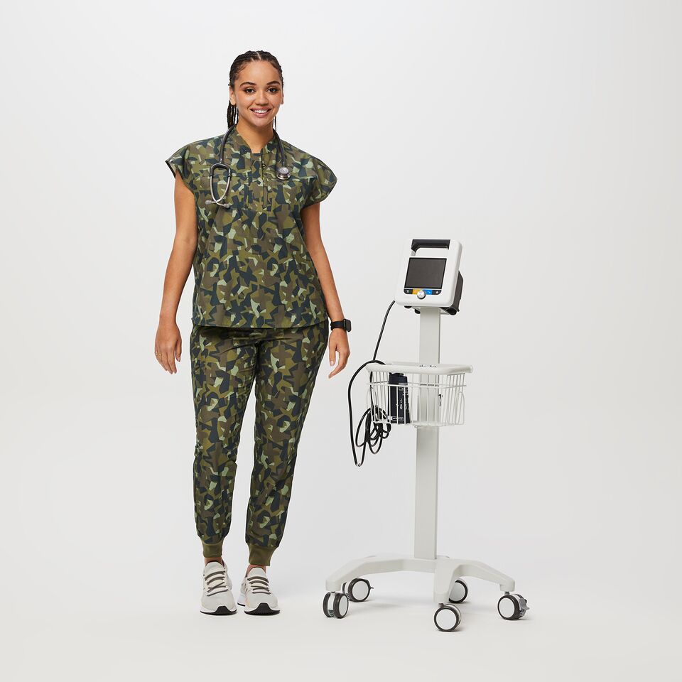 https://creative.wearfigs.com/asset/4f7f9b1c-c753-4928-8ac0-b105bd6ef00a/SQUARE/Q2_2023_06_MARTINI-OLIVE-CAMO_PRINTED-FREEX-BLAKE_W_SALOME_27274