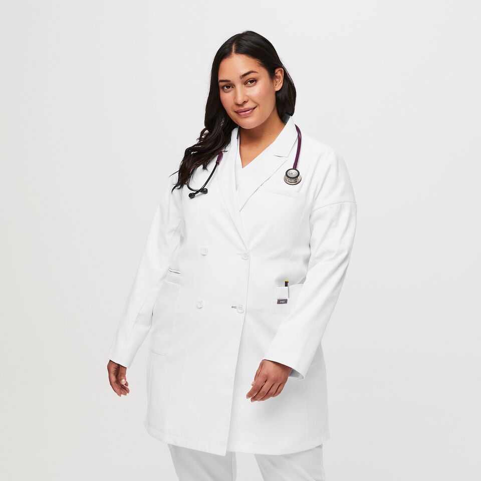 https://creative.wearfigs.com/asset/5c287b6d-a004-47aa-8382-1eb2c84d21e6/SQUARE/XL_W_Double_Breasted_Lab_Coat_Optic_White_Q3_2022_-01