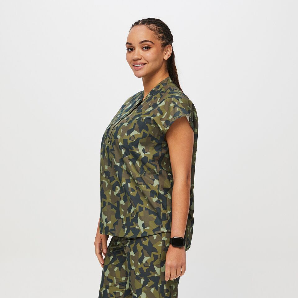 https://creative.wearfigs.com/asset/644678de-579b-4c9b-b764-5c5f0cbdde89/SQUARE/Q2_2023_06_MARTINI-OLIVE-CAMO_PRINTED-FREEX-BLAKE_W_SALOME_27328