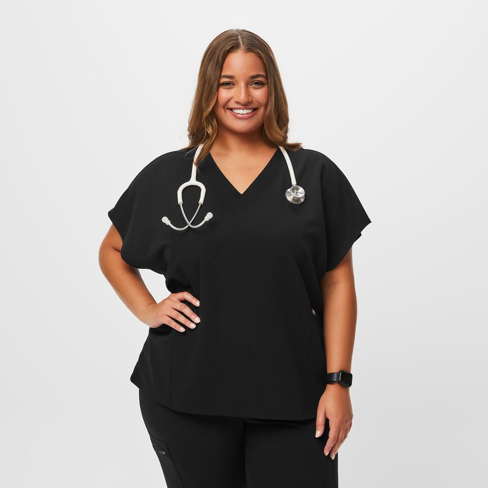 https://www.wearfigs.com/i/bynder/asset/9a30214e-966e-4128-a648-4b5052a27e93/SQUARE/Q2_2023_05_BLACK_ESTRELLA-V-NECK-TOP_W_KY_21659