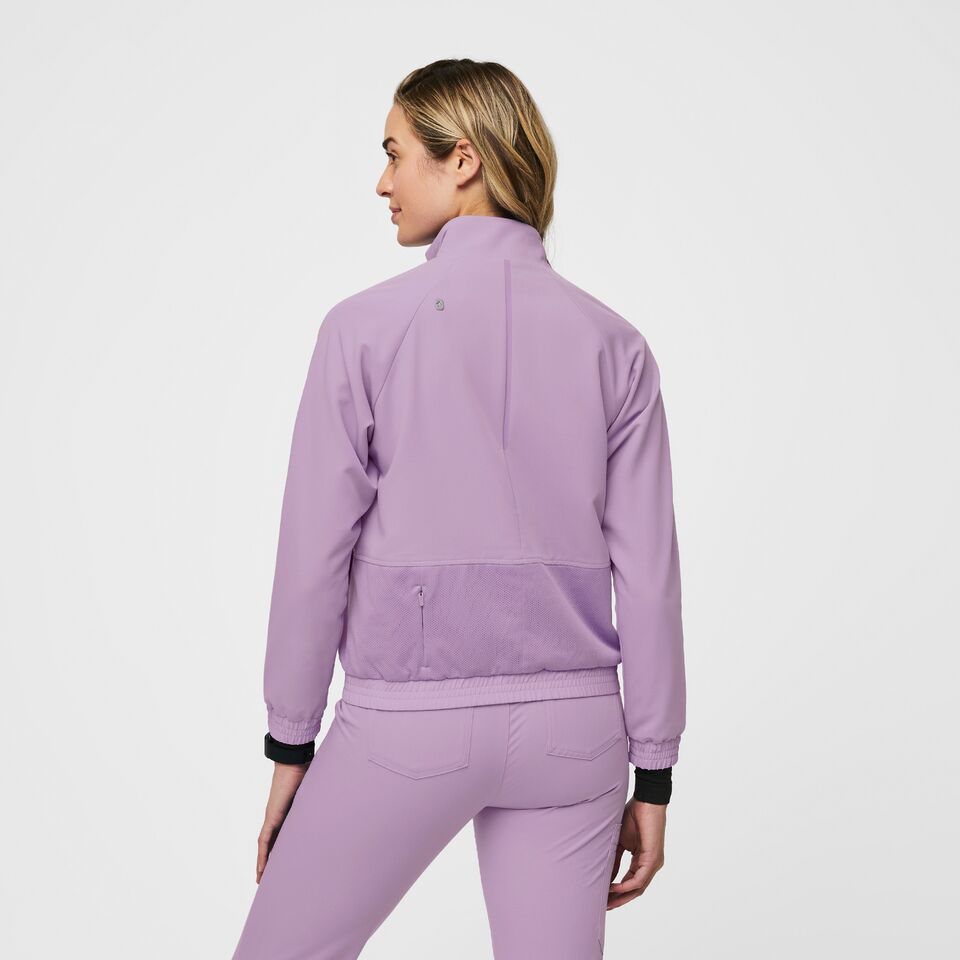 https://creative.wearfigs.com/asset/a08c528a-a09f-46d3-85af-a11c14289055/SQUARE/XS_W_Sydney_Jacket_Lavendar_Dew_Q2_2022_-4