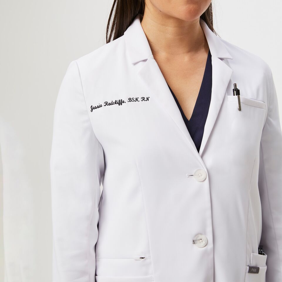 https://creative.wearfigs.com/asset/b424553f-1026-4b1a-8b65-b6fdb7ee8328/SQUARE/Q1_2023_03_WHITE_BELLVUE-SLIM-LAB-COAT_W_EMI_57643