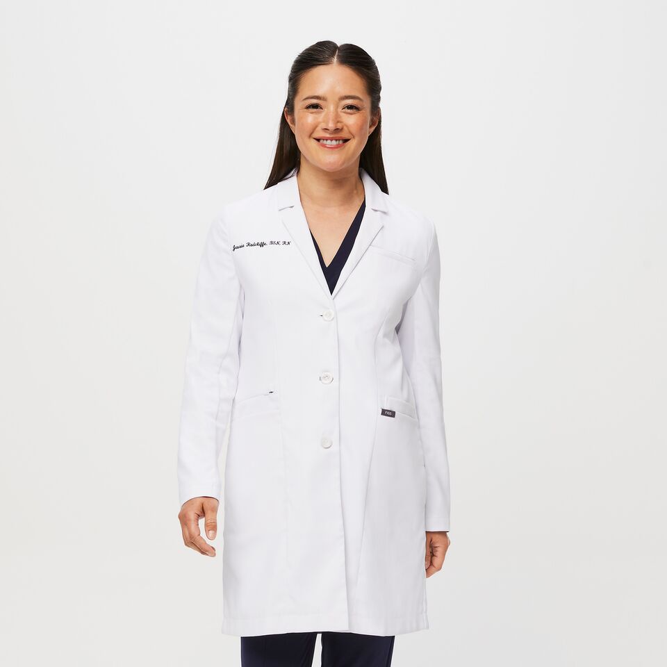 https://creative.wearfigs.com/asset/b53979f2-684a-4c37-a741-a74967edec1d/SQUARE/Q1_2023_03_WHITE_BELLVUE-SLIM-LAB-COAT_W_EMI_57600