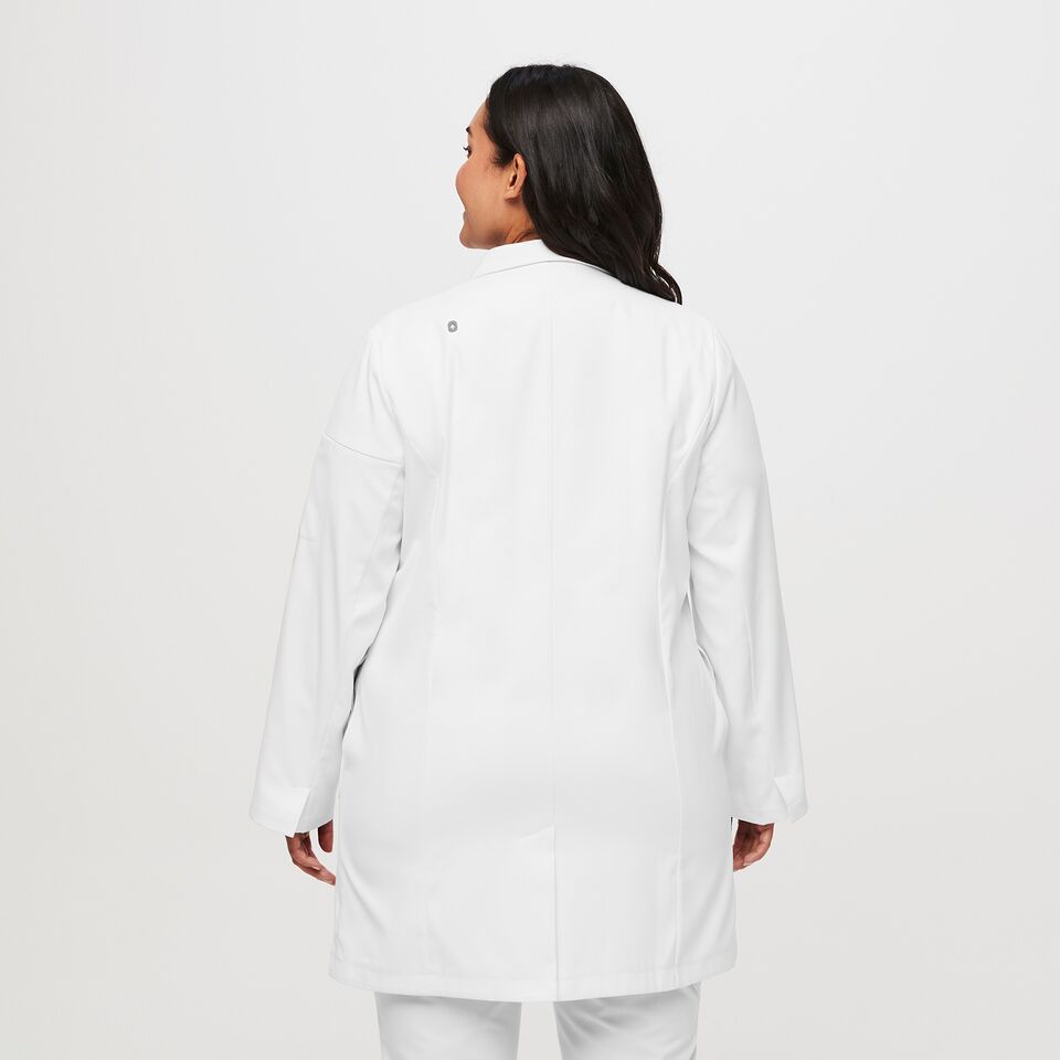 https://creative.wearfigs.com/asset/de489995-853f-49d8-a57a-95ad0ddf990c/SQUARE/XL_W_Double_Breasted_Lab_Coat_Optic_White_Q3_2022_-05