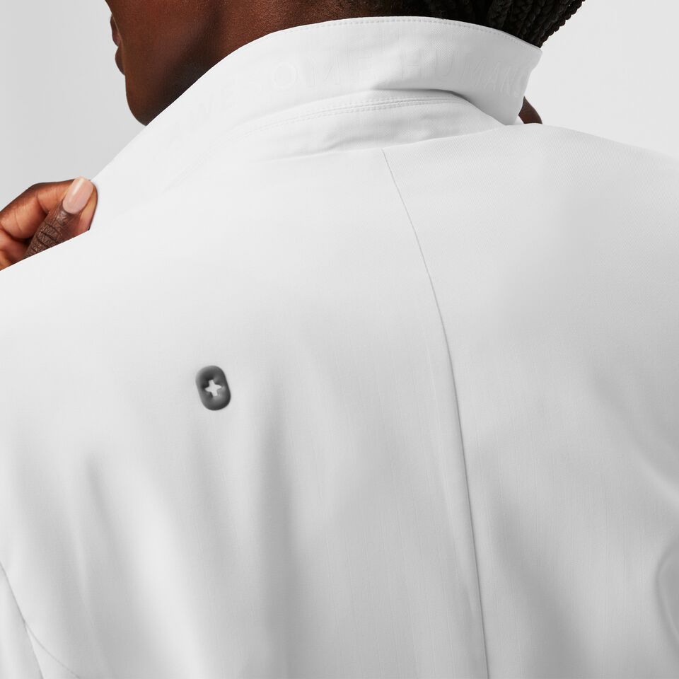 https://creative.wearfigs.com/asset/e427fdf0-8d35-4a75-9517-1fdde11f1249/SQUARE/XS_W_Double_Breasted_Lab_Coat_Optic_White_Q3_2022_-07