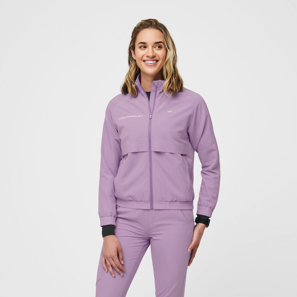 https://creative.wearfigs.com/asset/f4342b16-9991-44ac-800b-2dabc5705719/SQUARE/XS_W_Sydney_Jacket_Lavendar_Dew_Q2_2022_-1