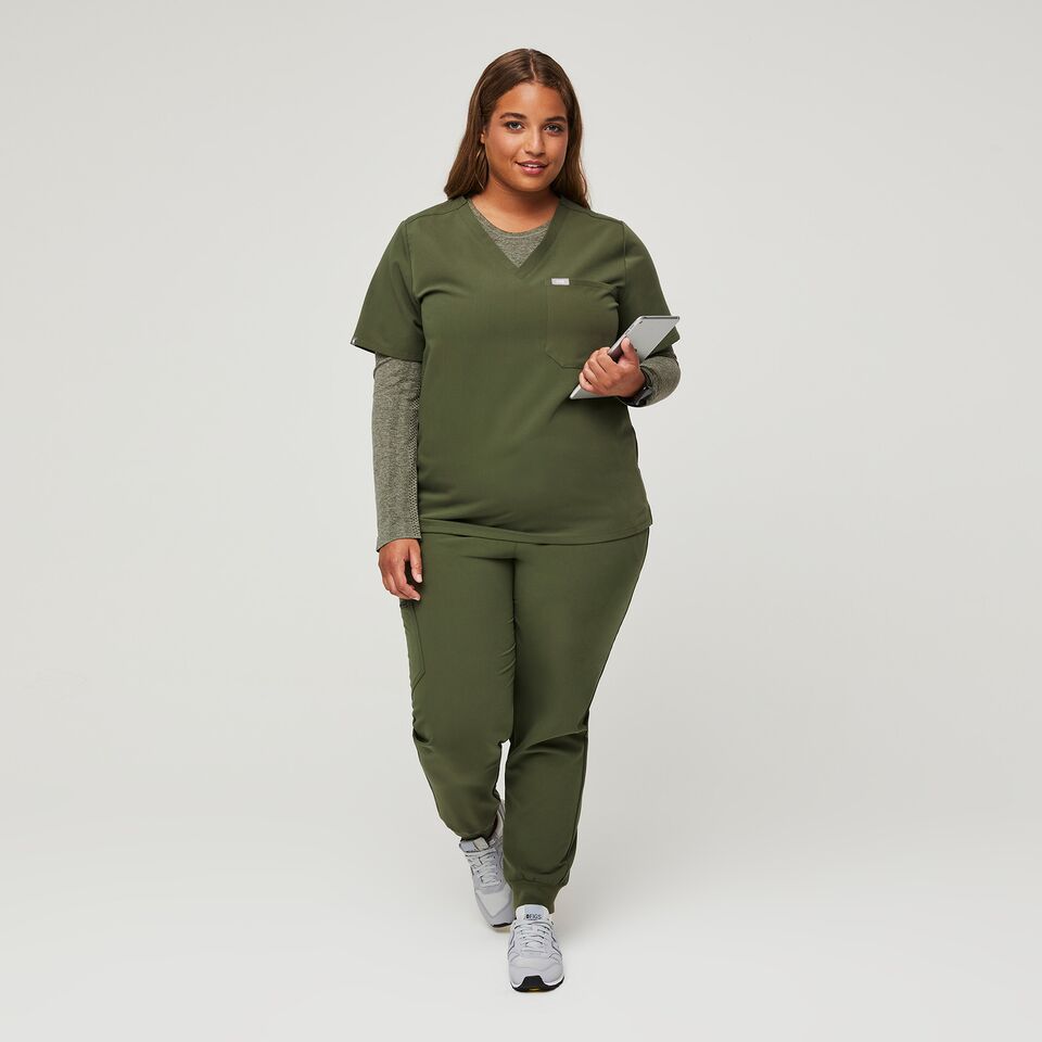 Petite-Style-Script-Wear-FIGS-Scrubs-Review-Zamora-Jogger-Pant