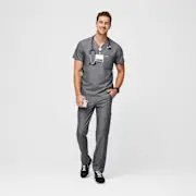 https://images.ctfassets.net/5j6wpslh72e4/28S2CgBSELlgDTUDMGWfOI/cf08a5d0a79103127bf9b6c75d81ff81/Mens-Leon-Scrub-Top-graphite-M-2.jpg