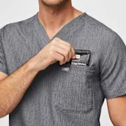 https://images.ctfassets.net/5j6wpslh72e4/3RwbzCYVIxunKxJJI2mMMf/fcd4c8332d6f139eeb3ea8d3ca429b7a/Mens-Leon-Scrub-Top-graphite-M-3.jpg