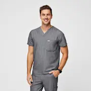 https://images.ctfassets.net/5j6wpslh72e4/4QnXVI5i2vTttn2yR7Wdrd/6d397205266b3737c5ffd518e4e15287/Mens-Leon-Scrub-Top-graphite-M-1.jpg