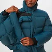 https://images.ctfassets.net/5j6wpslh72e4/5nTlPstRG9Wv01mwI39GmQ/aab420eed64914ee54cccc161ec7f007/Womens-Ozlem_Puffer-Caribbean_Blue-XS-7.jpg