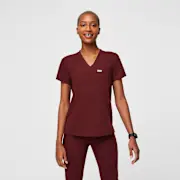 https://images.ctfassets.net/5j6wpslh72e4/jDw30kq6DdjHip9bCXJtc/8b690fd1e2172d62c4d7cae4bdaea9fc/Womens-Catarina-Top-burgundy-S-1.jpg.jpg